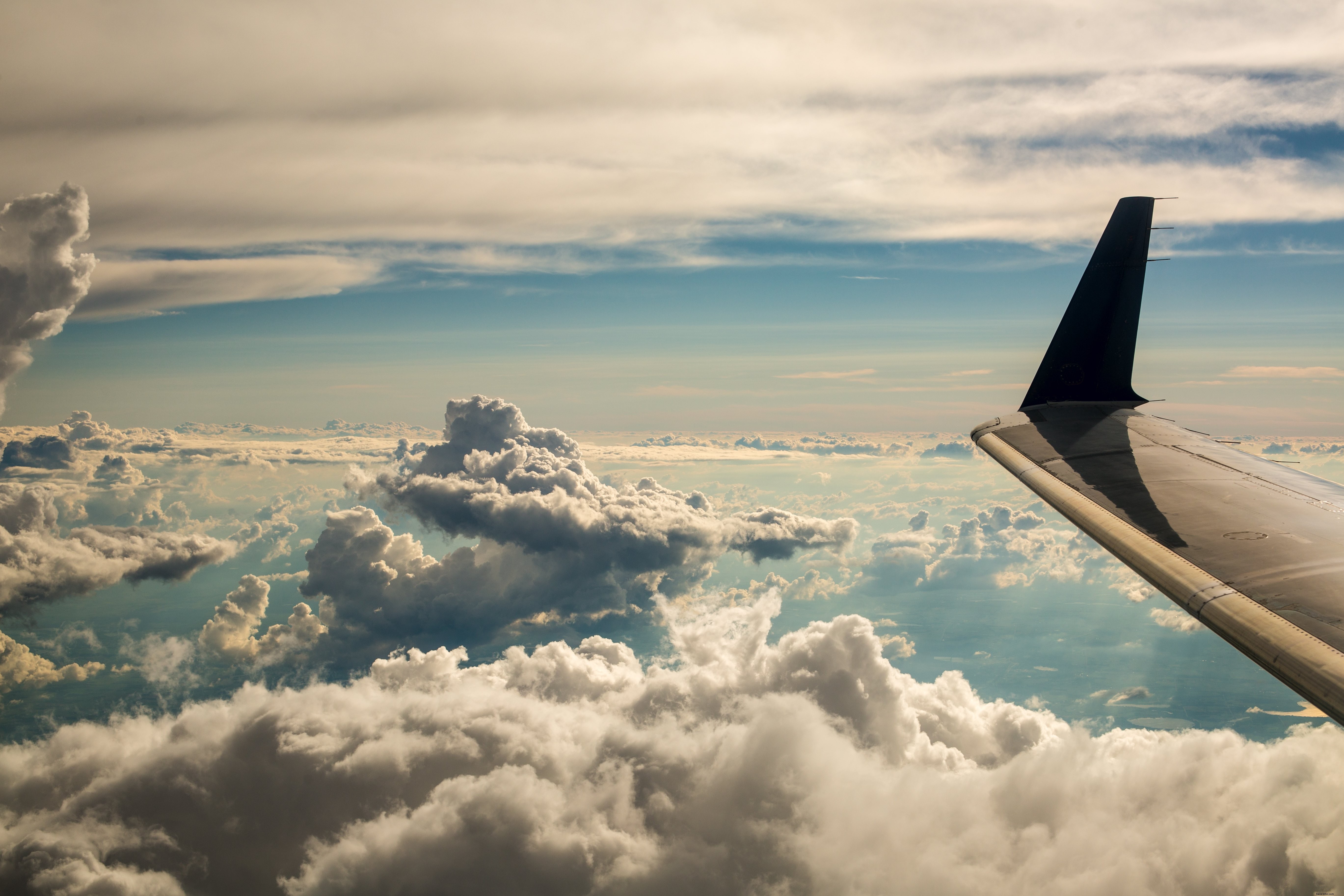 航空機の窓からの雲の写真