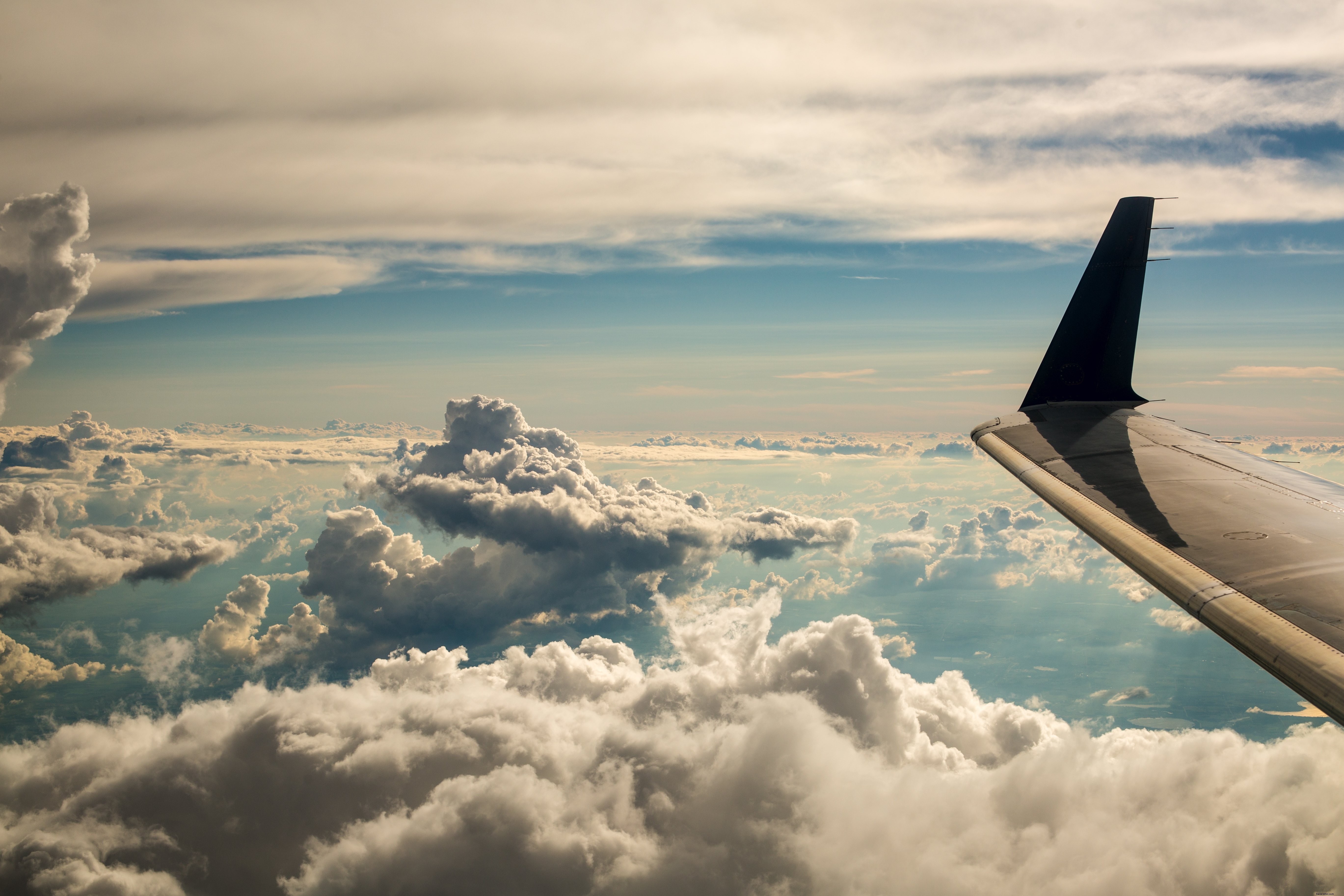 Nuvole dalla finestra dell aereo foto