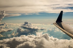 Nuvens da foto da janela da aeronave