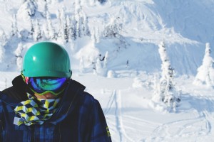 Foto do snowboarder na montanha nevada