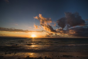 Foto de amanecer en la playa tropical