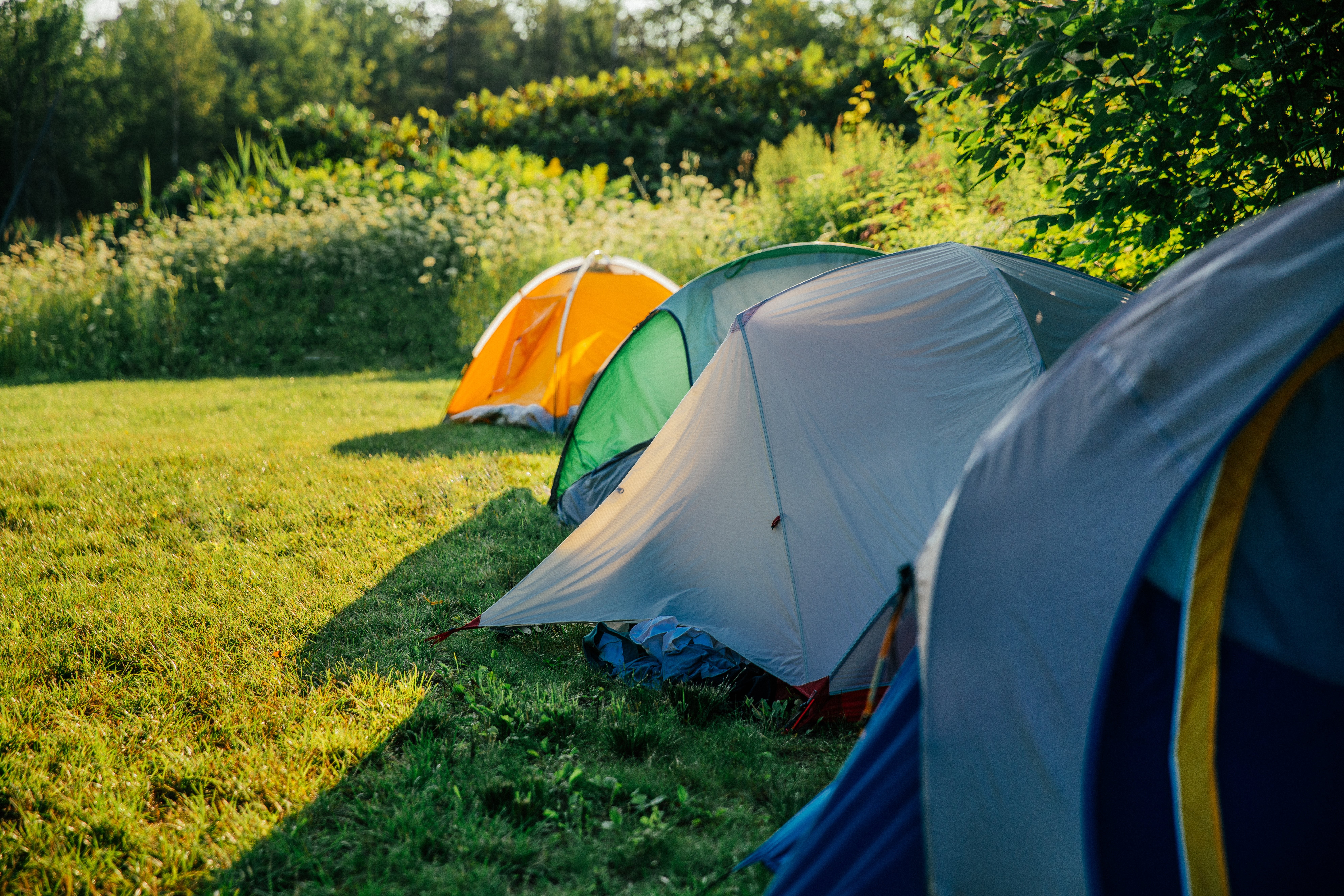Rangée de tentes de camping Photo