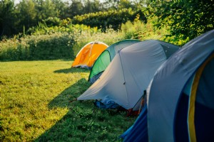 Rangée de tentes de camping Photo