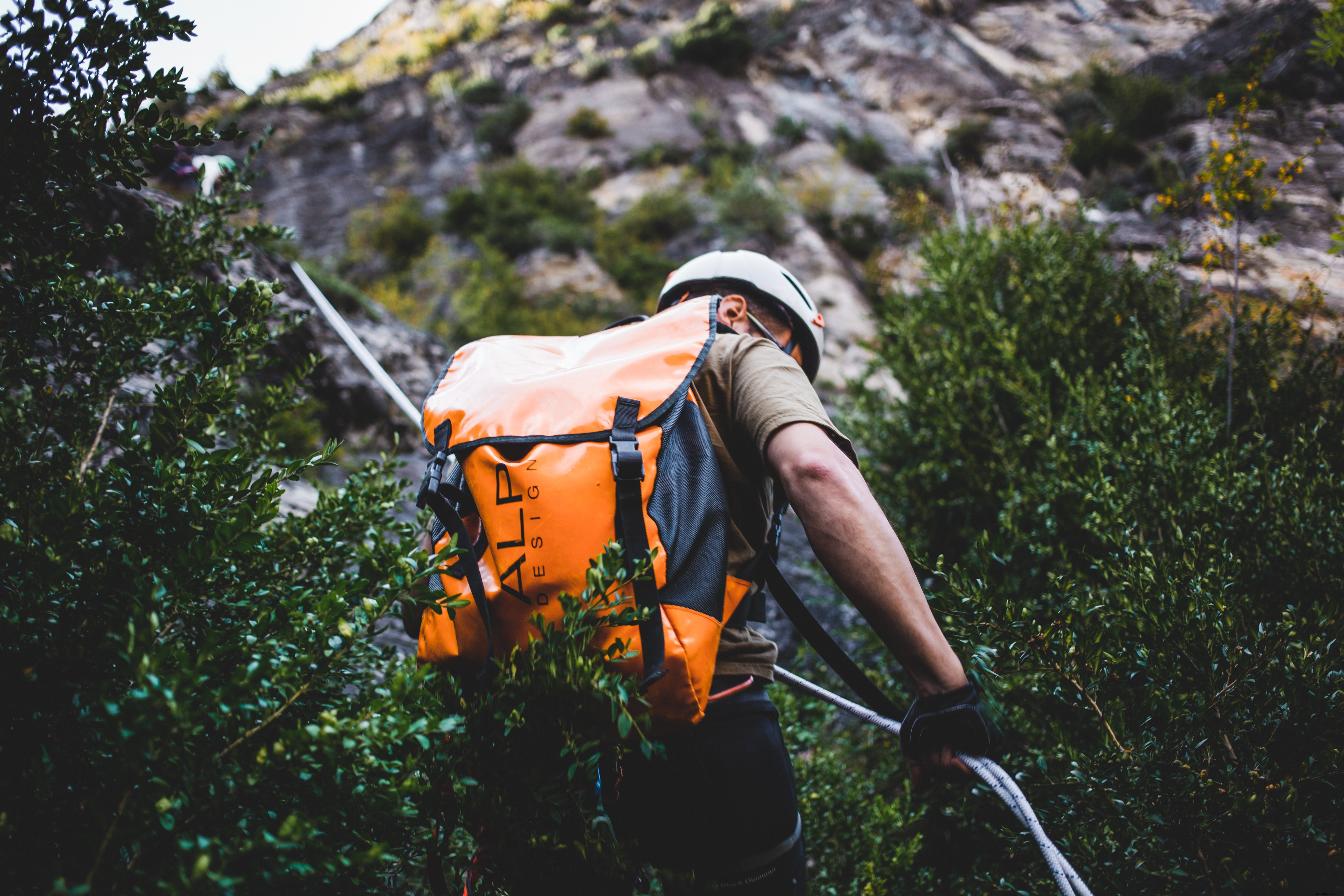 Un grimpeur en rappel sur une photo de montagne