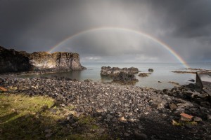 Foto de arco iris sobre rocas y agua