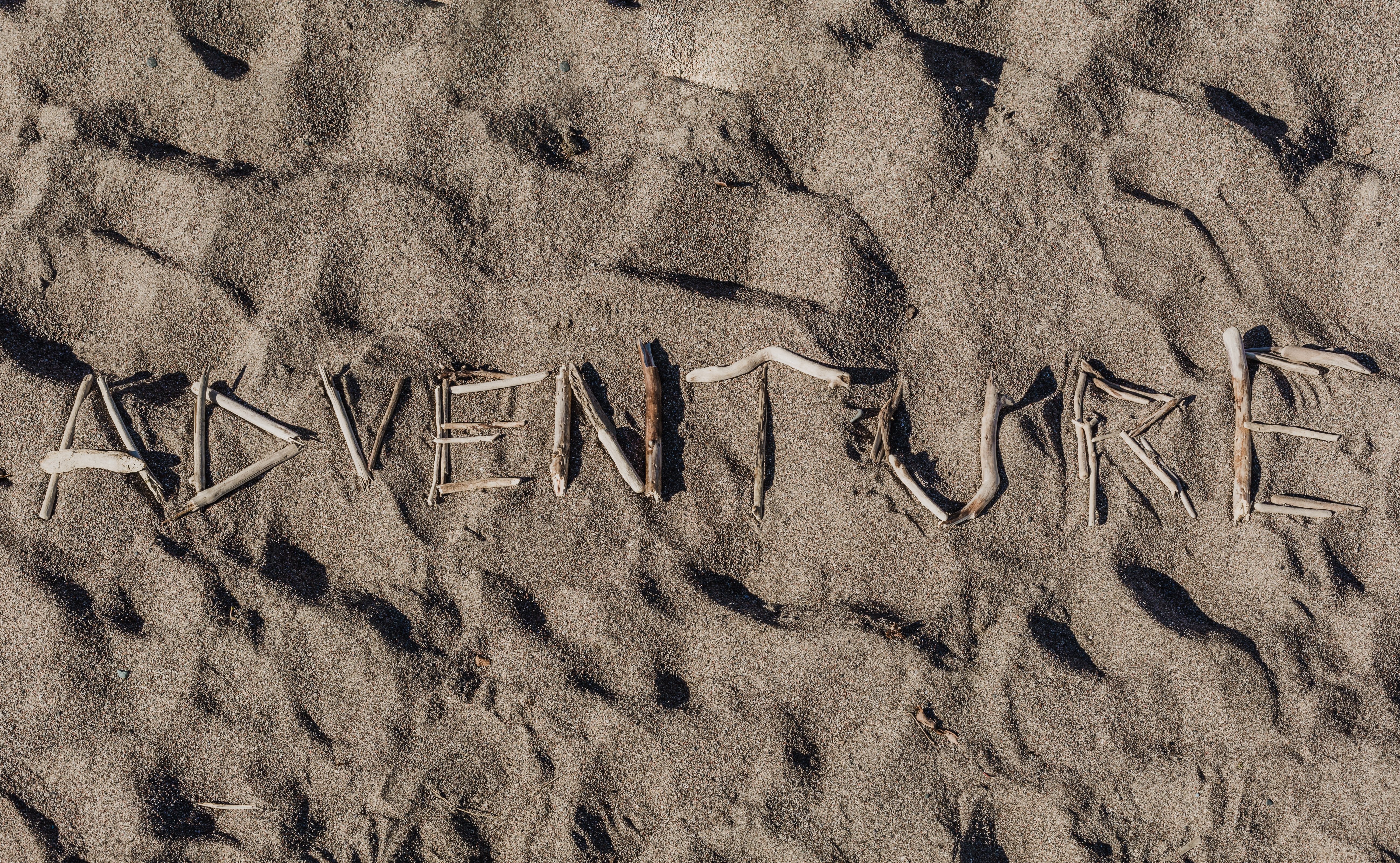Foto de aventura escrita na areia