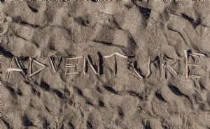 Foto de aventura escrita na areia