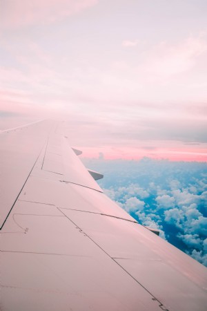 Foto de ala de avión rosa