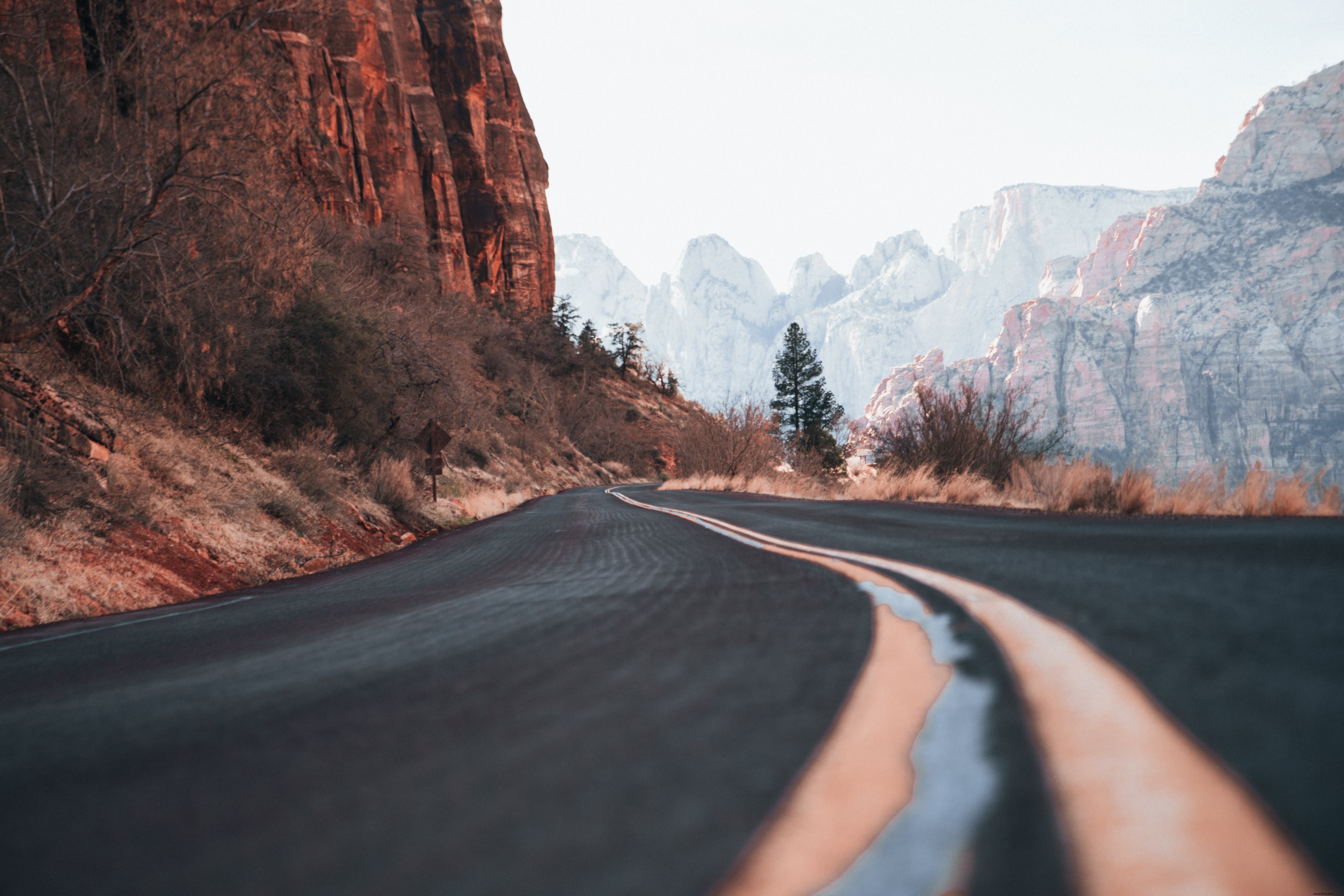 アメリカの舗装された高速道路写真