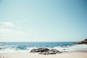 Les vagues s écrasent sur les rochers et le sable Photo