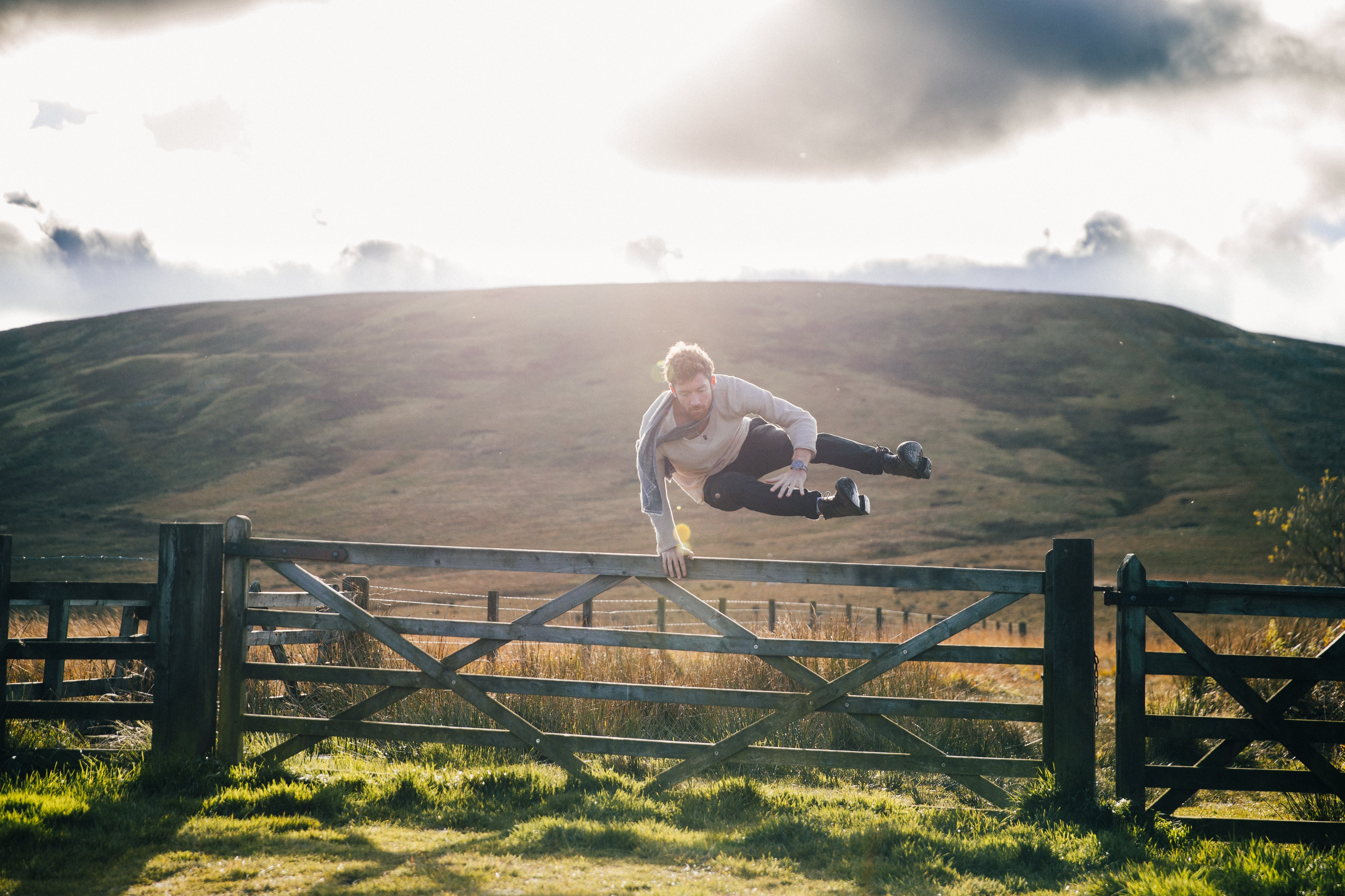 Homme sautant clôture par photo de terrain