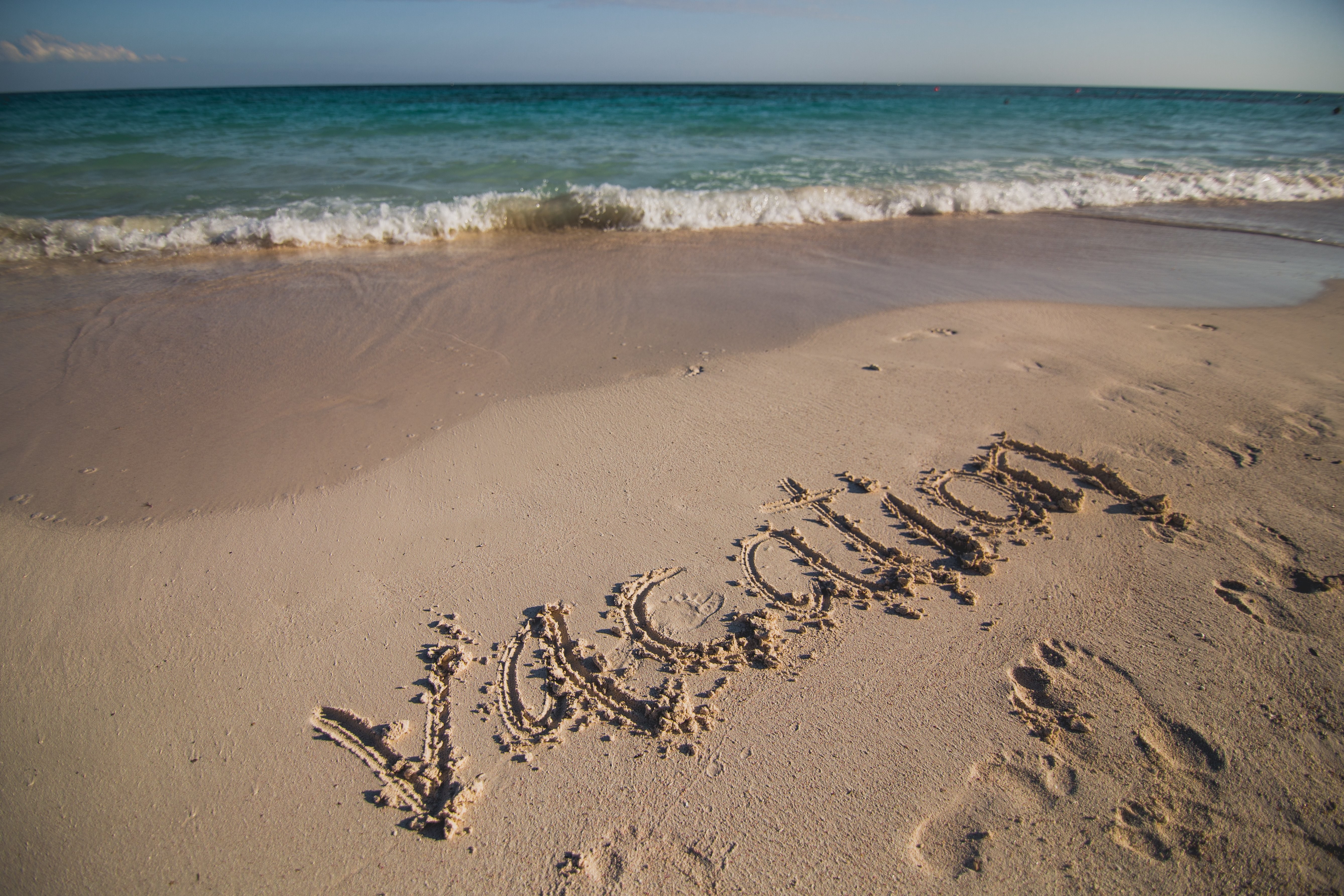 Vacanza scritta sulla foto della spiaggia