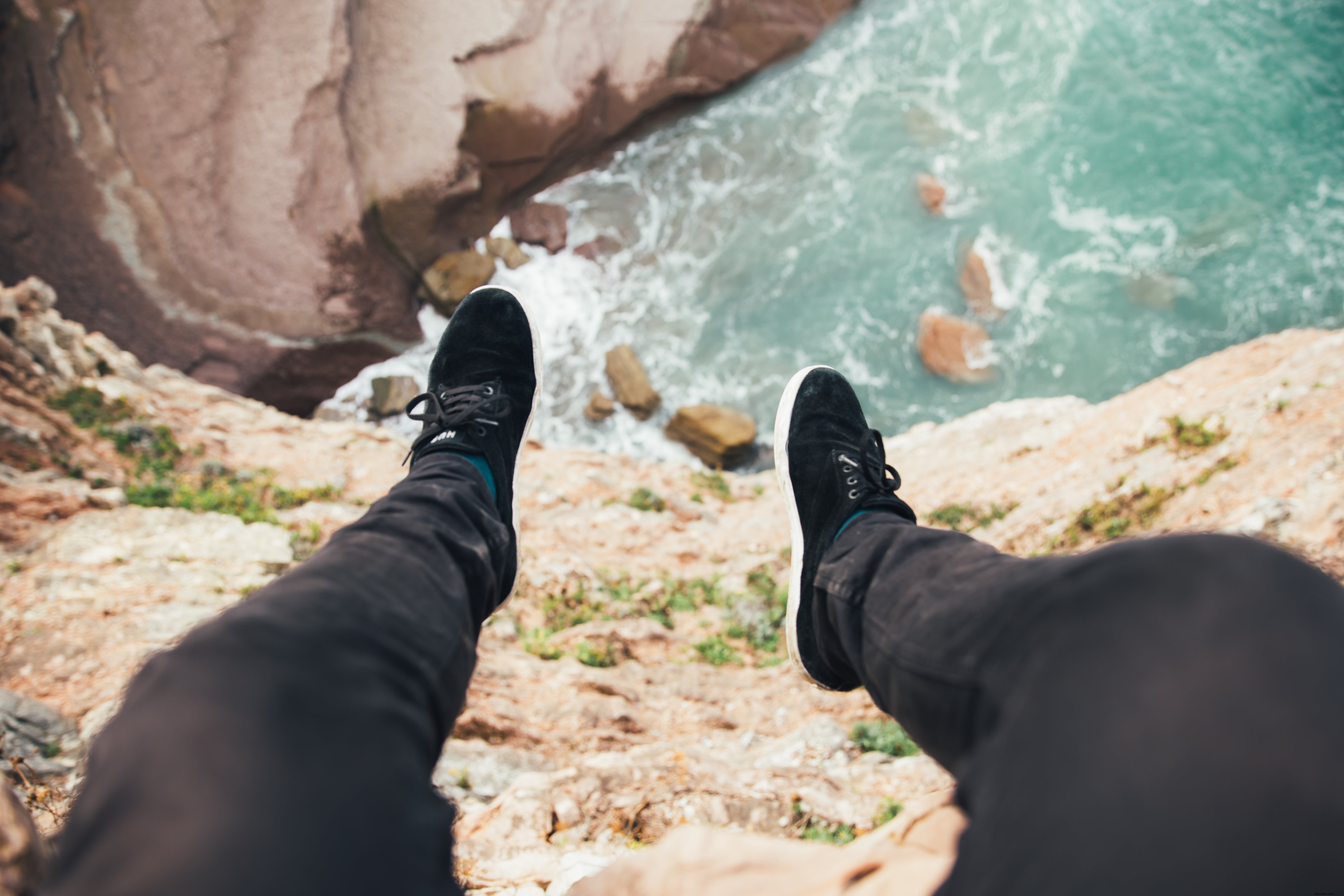 Pieds suspendus au-dessus de la falaise Photo