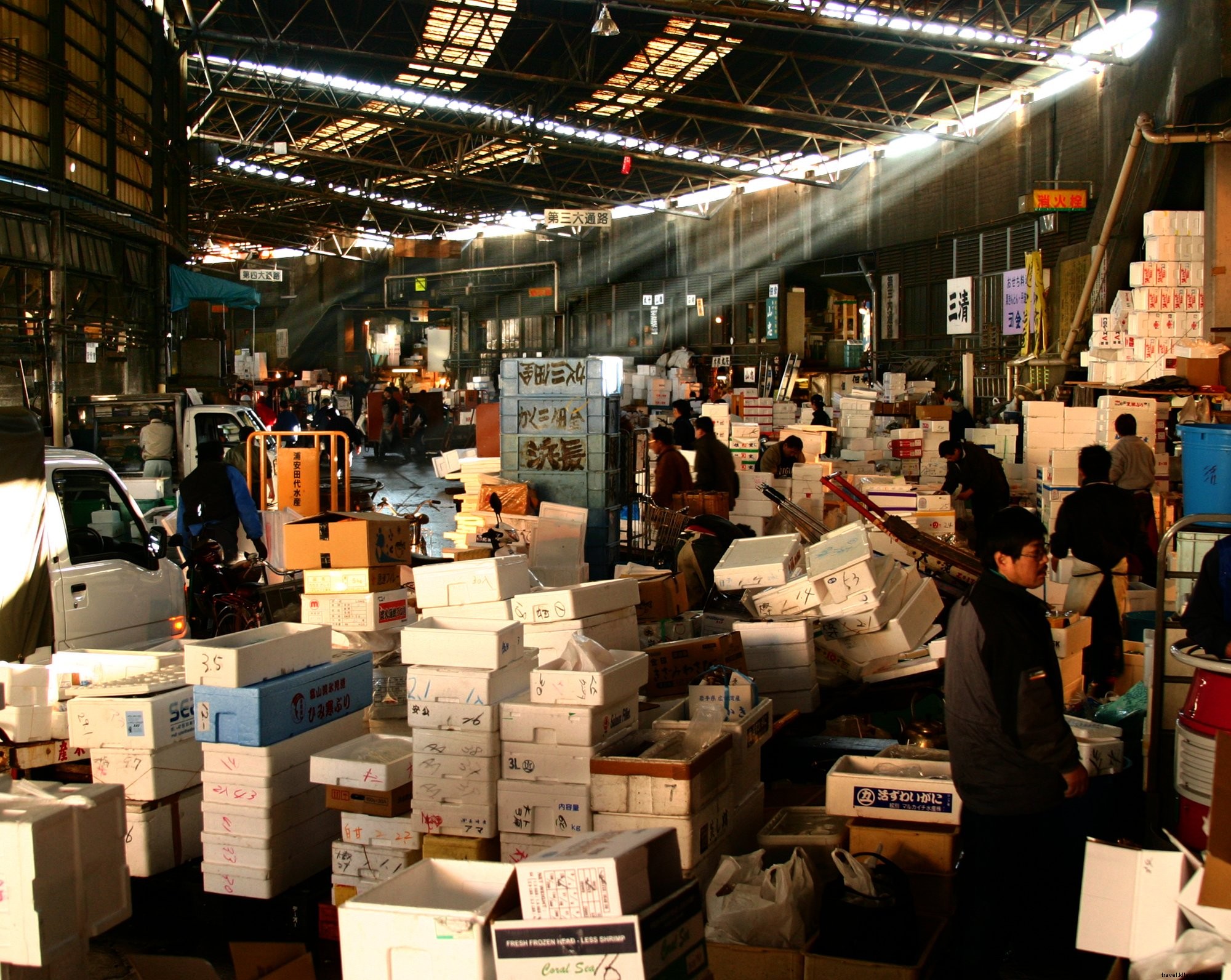 Montones de cajas en el mercado japonés Foto
