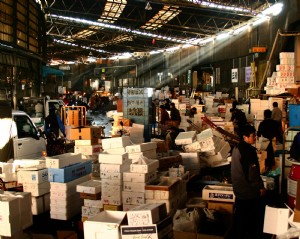 Foto do mercado japonês de pilhas de caixas