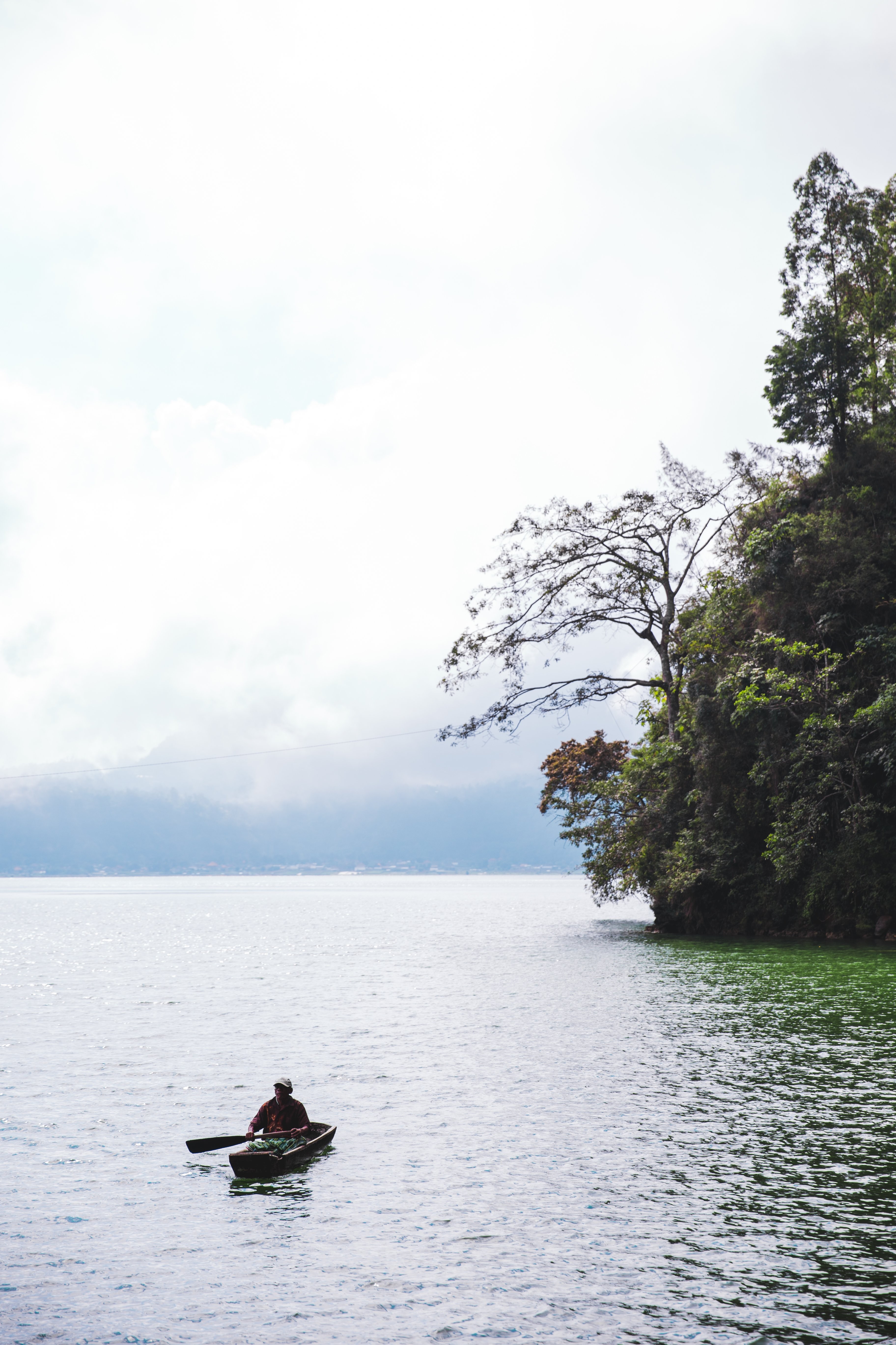 Foto de canoa em penhasco