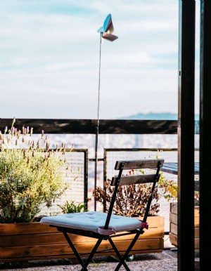 Foto de silla de patio en balcón