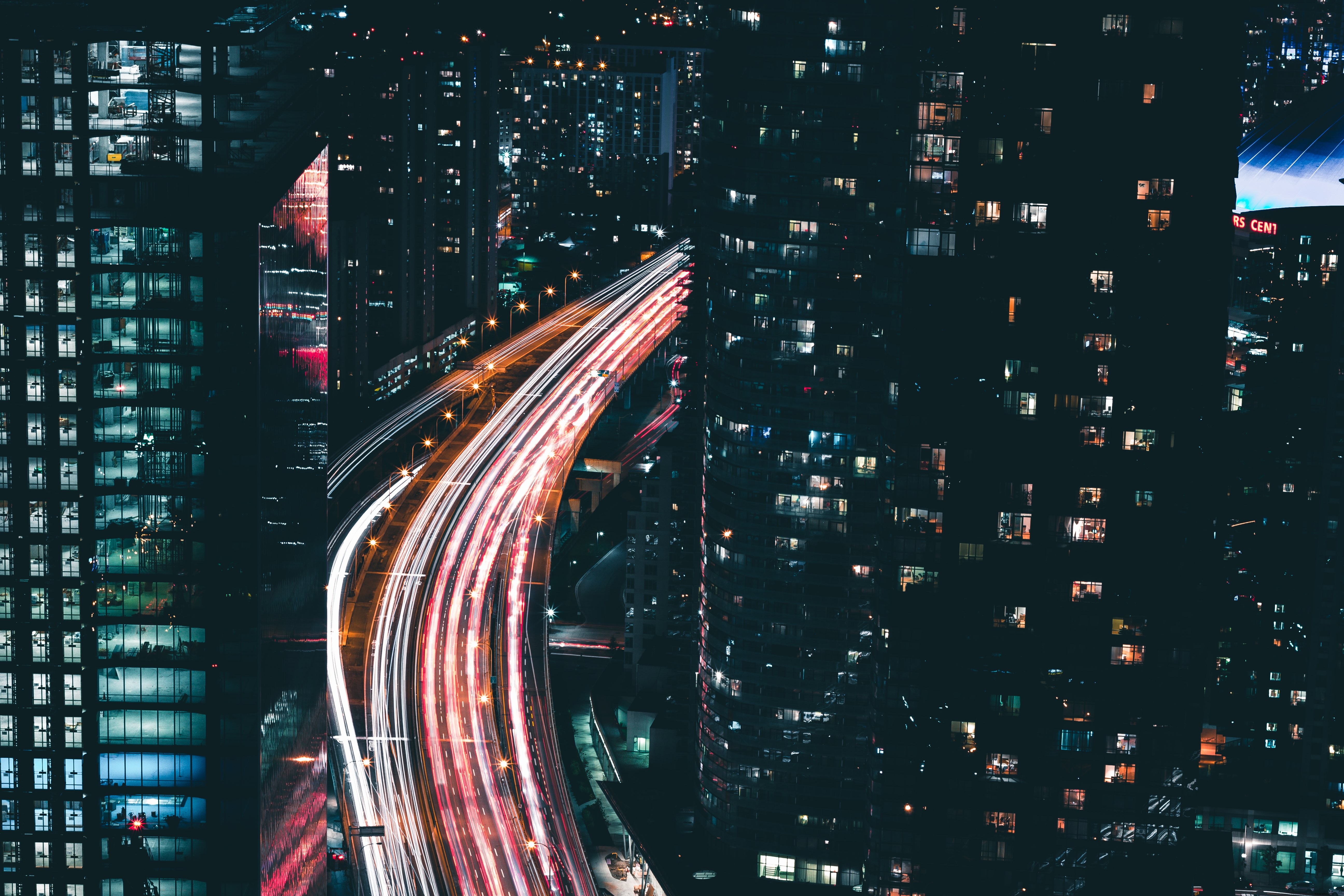 Foto do trânsito da cidade à noite