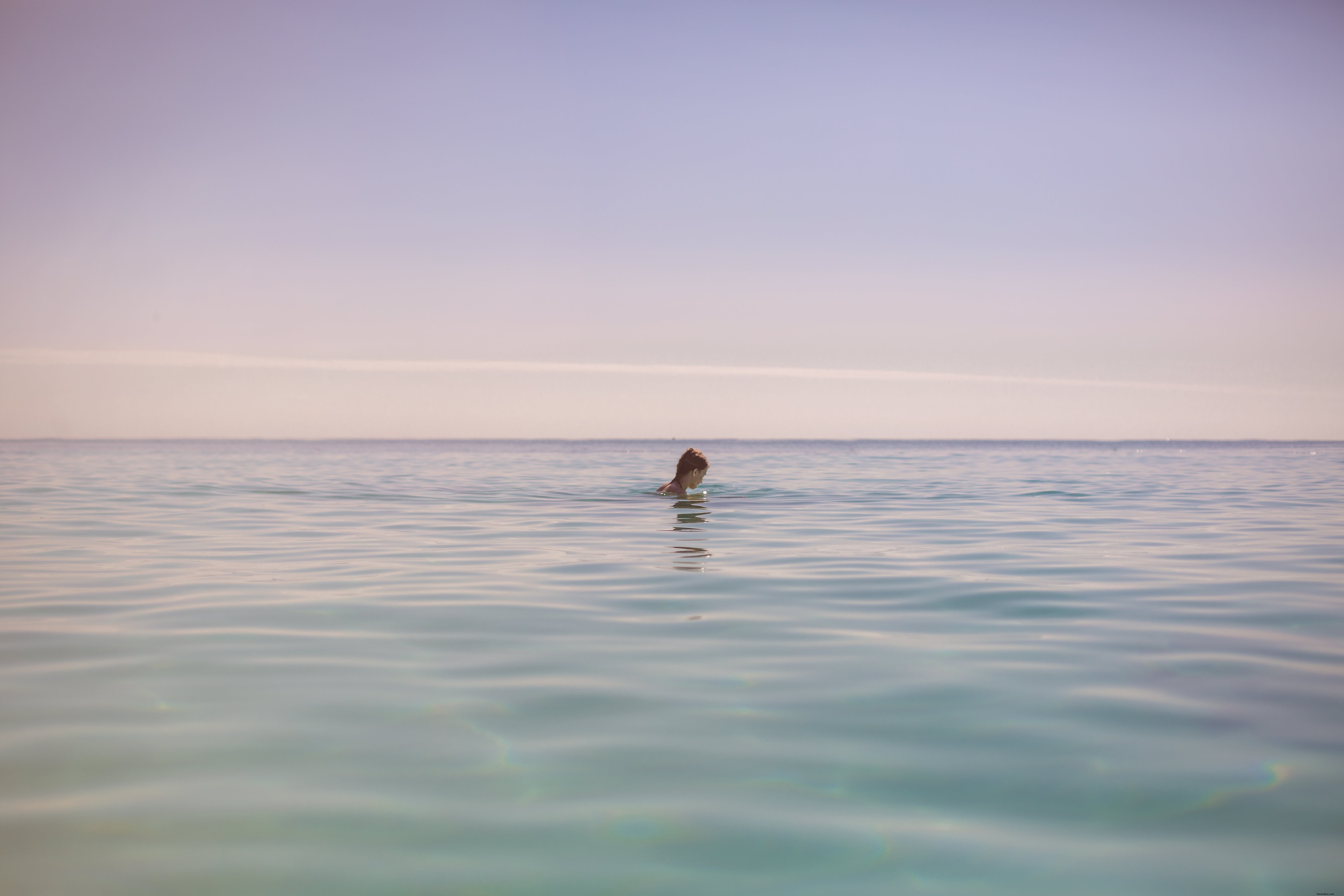 Foto de garota na água da praia