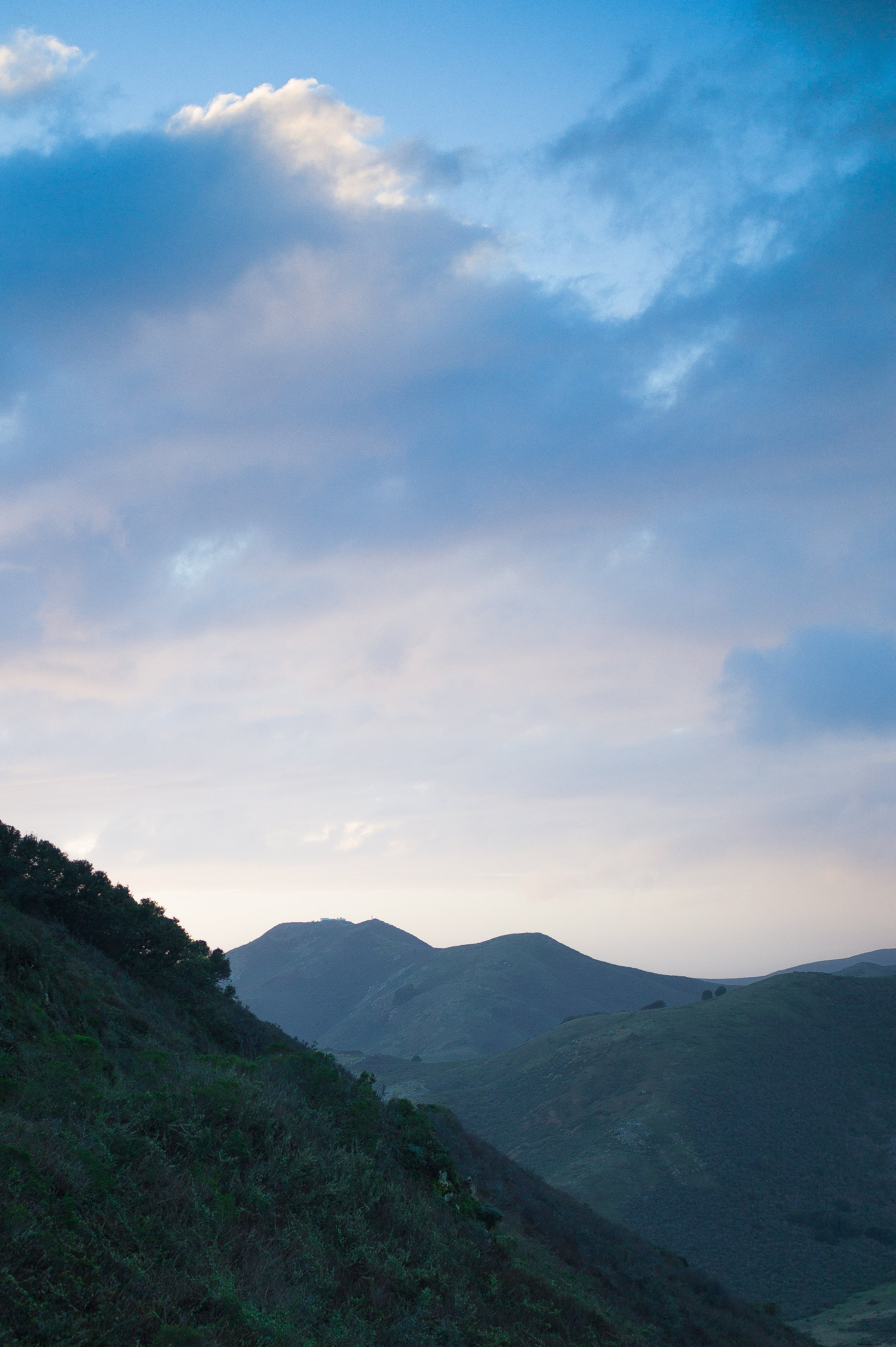 Foto de cielo azul sobre la ladera