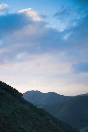 丘の中腹の青い空の写真