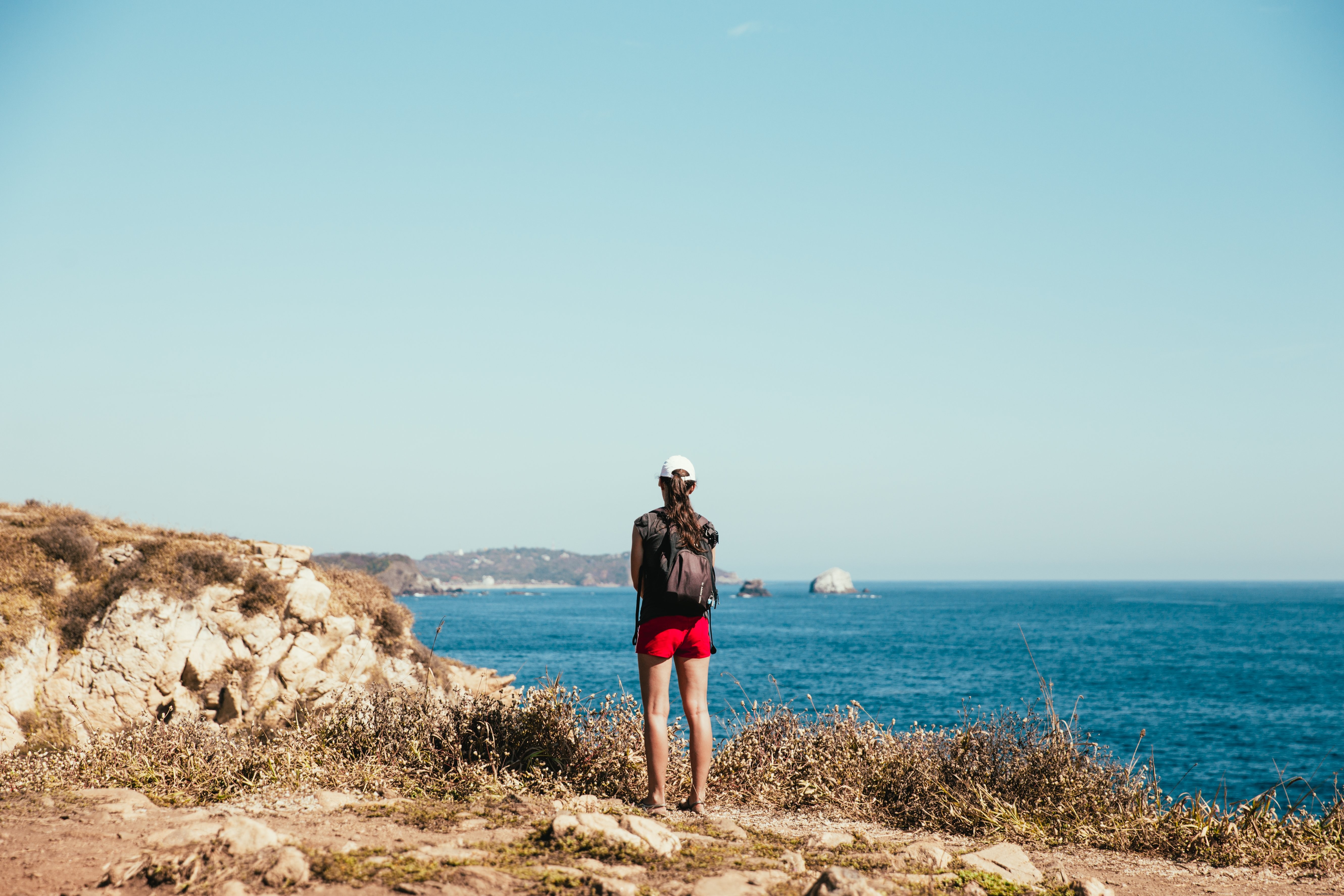 Foto de caminhante à beira-mar no México