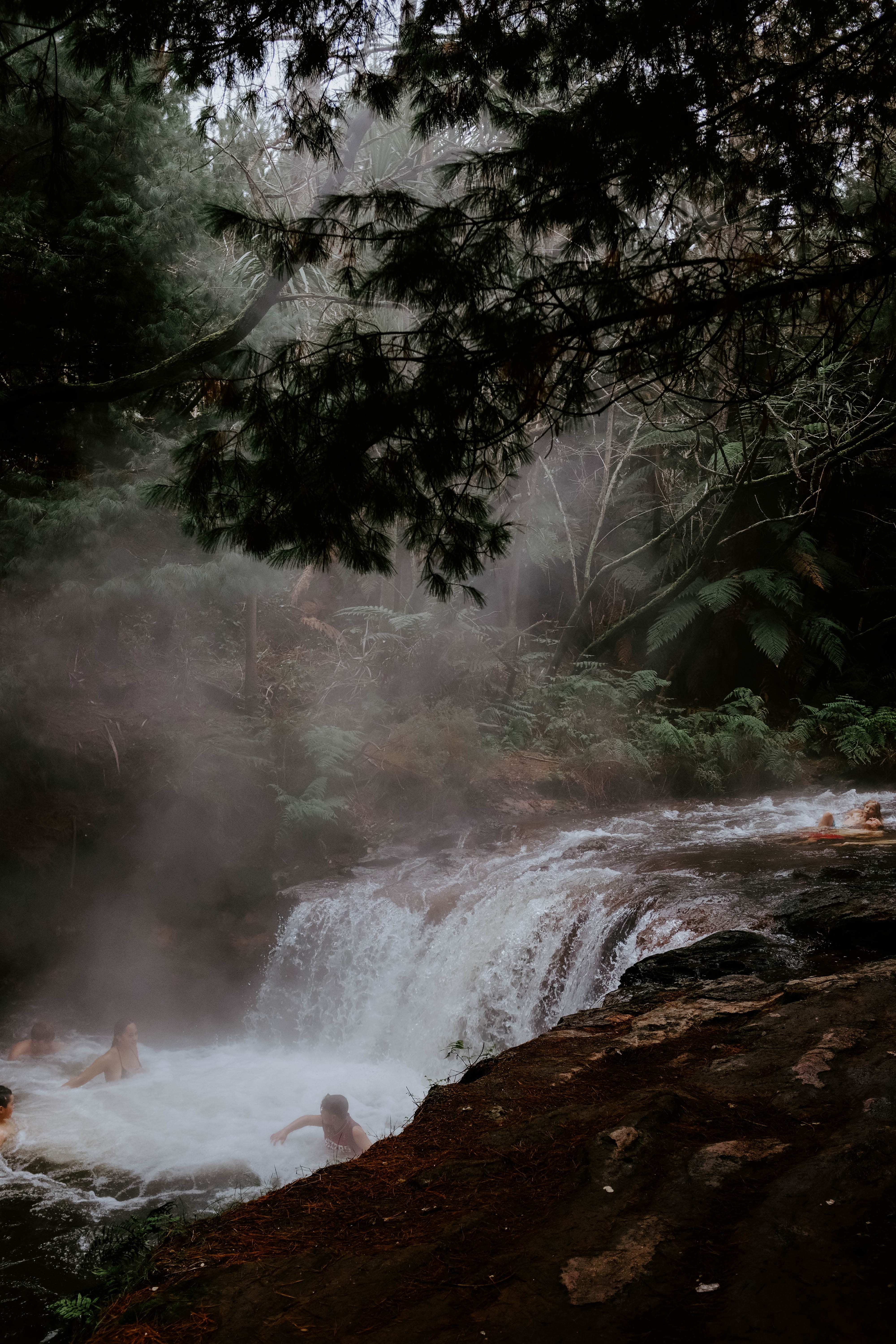 Foto de fontes termais com cachoeira