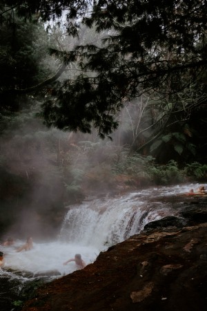 Foto de fontes termais com cachoeira