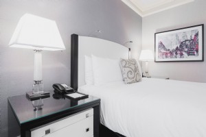 ホテルの部屋のベッドの写真