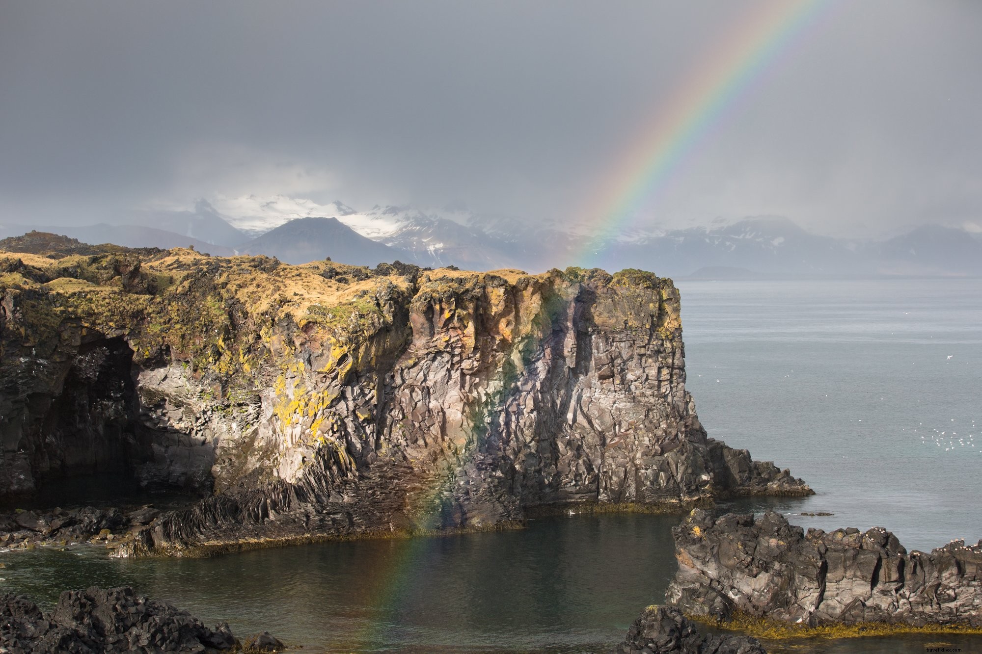 Foto de acantilado de arco iris y roca