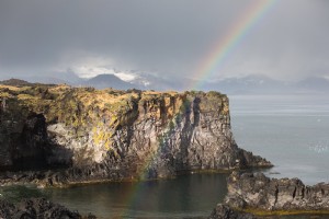 Foto do arco-íris e penhasco rochoso