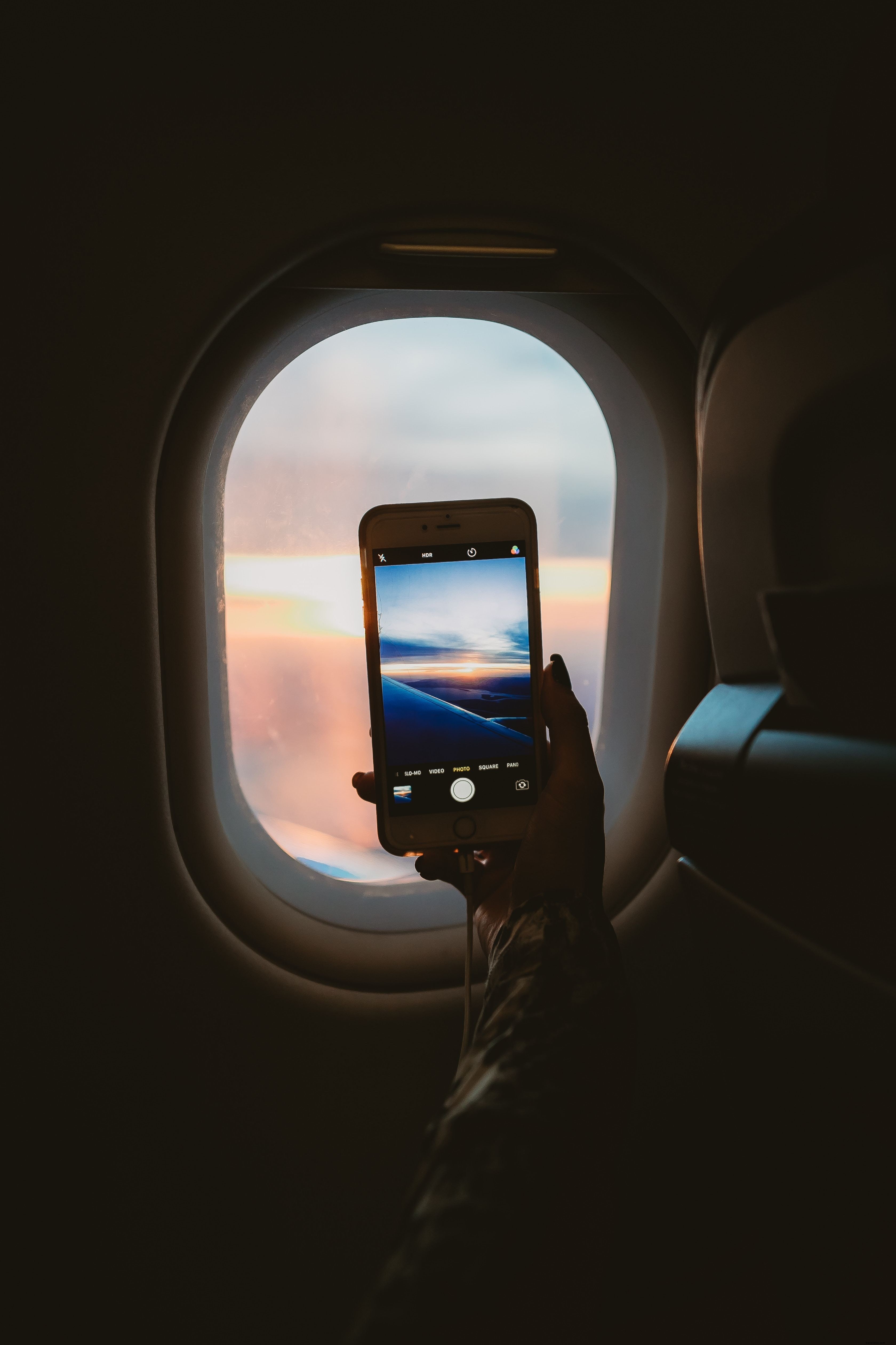 Tomar una foto a través de la ventana del avión Foto