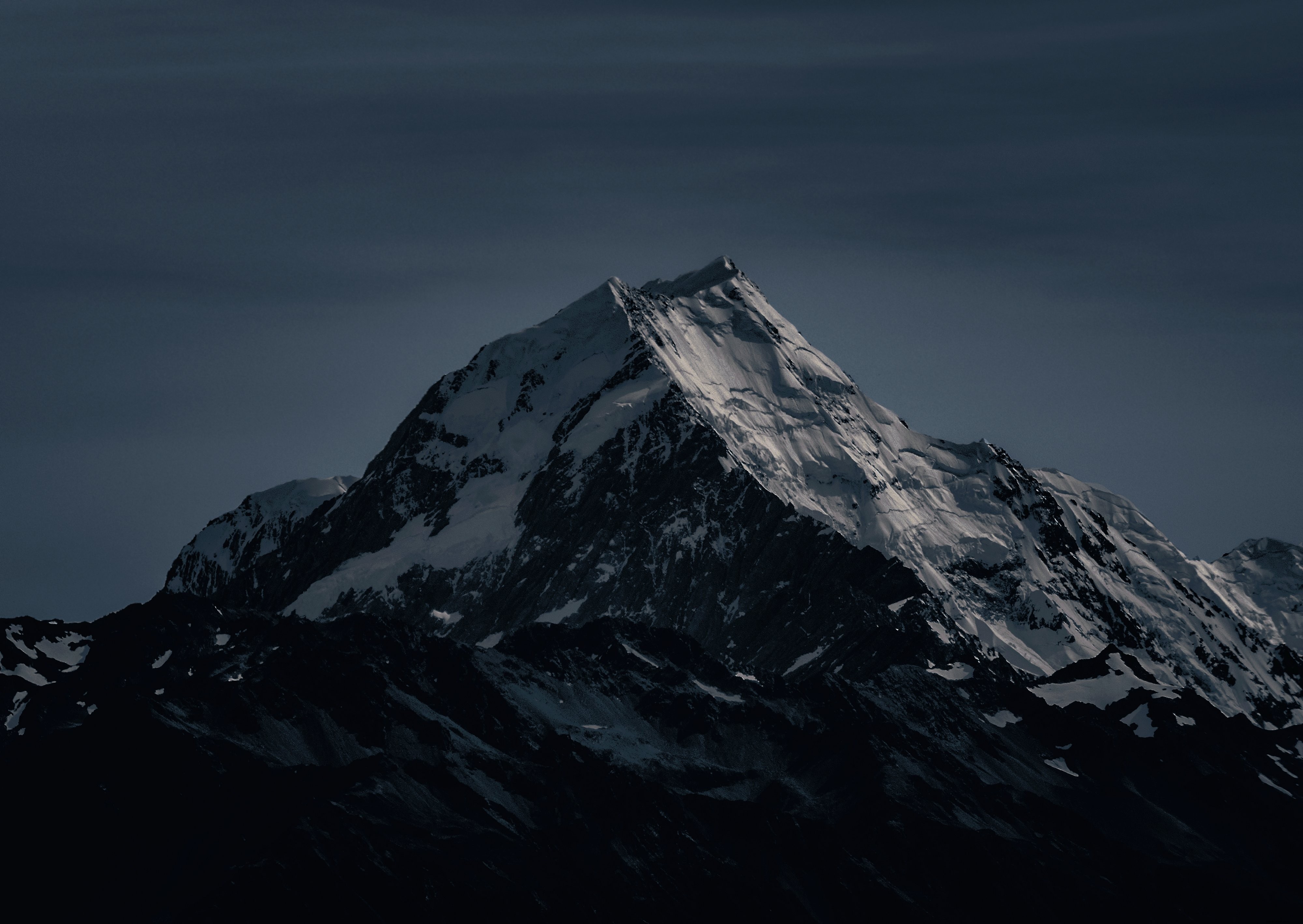 Foto do pico gelado de uma montanha em uma noite gelada