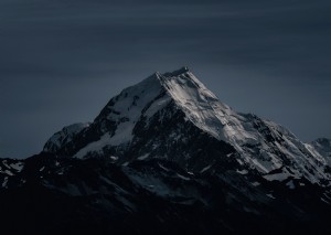 Foto de la cumbre helada de una montaña en una noche helada