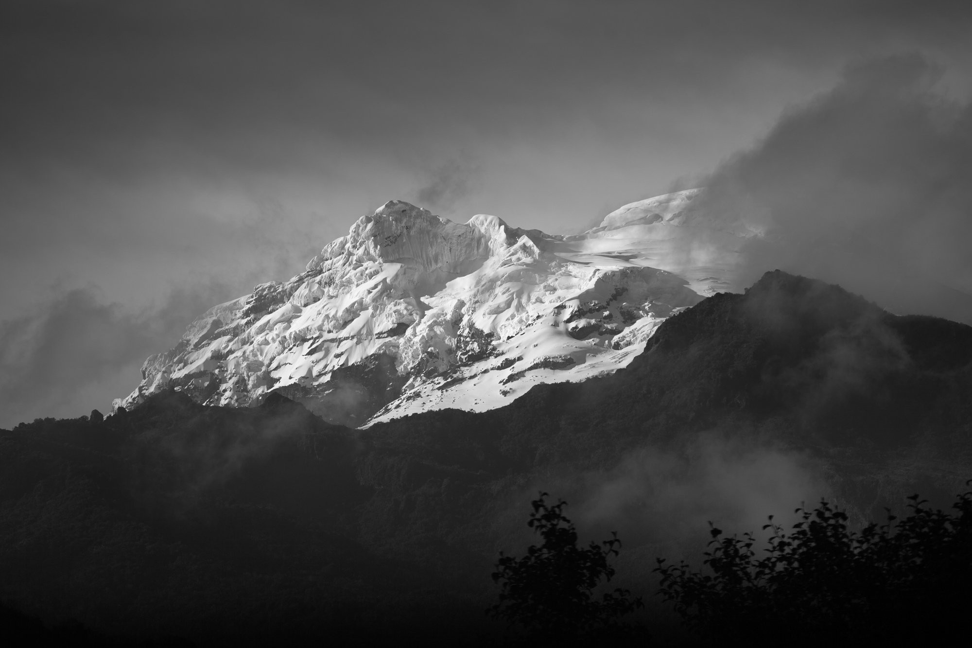 Foto do pico da montanha coberta de neve
