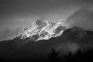 Foto do pico da montanha coberta de neve
