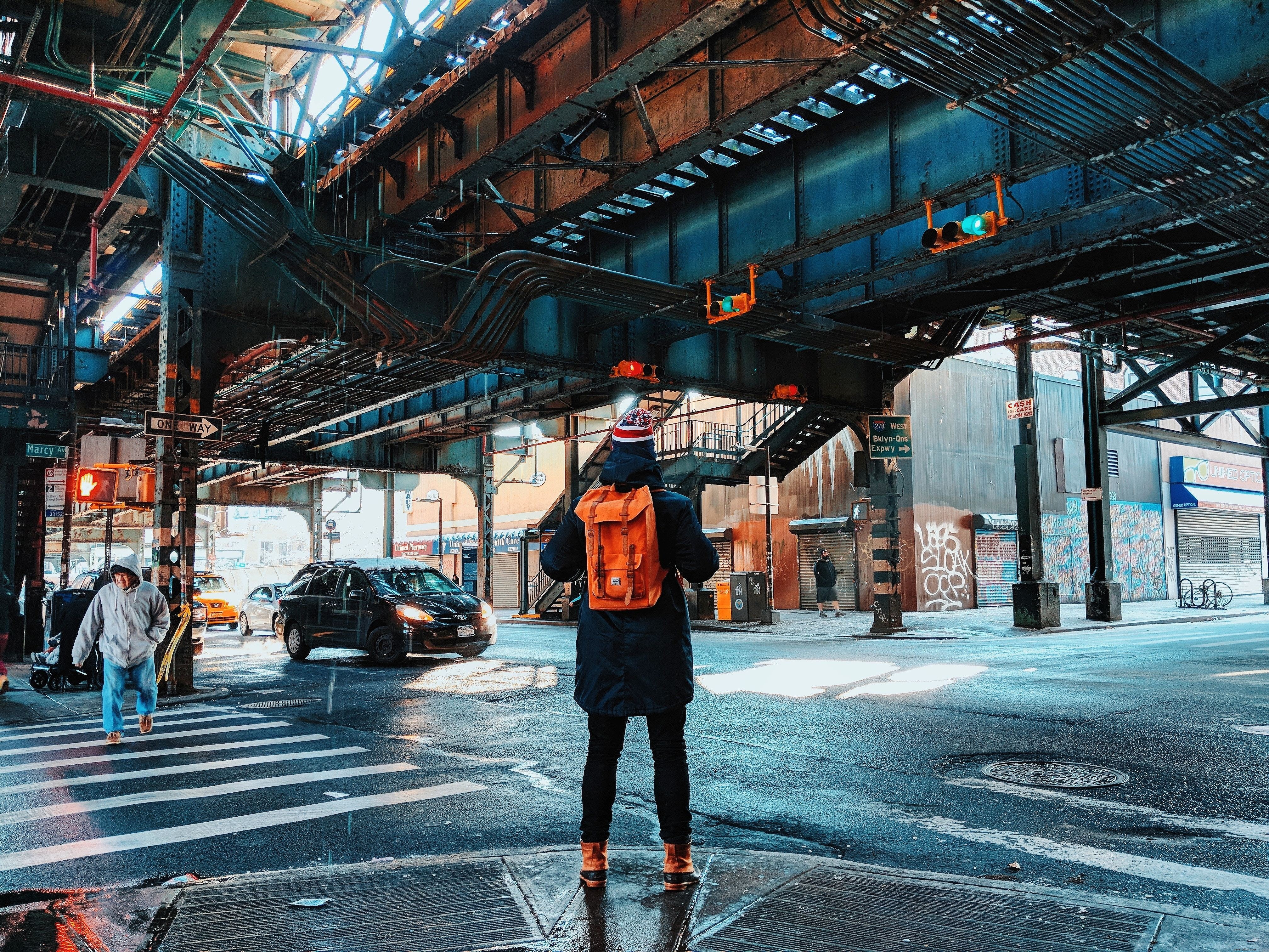 Viajero en Nueva York con mochila debajo de la foto del puente