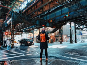 Viajero en Nueva York con mochila debajo de la foto del puente