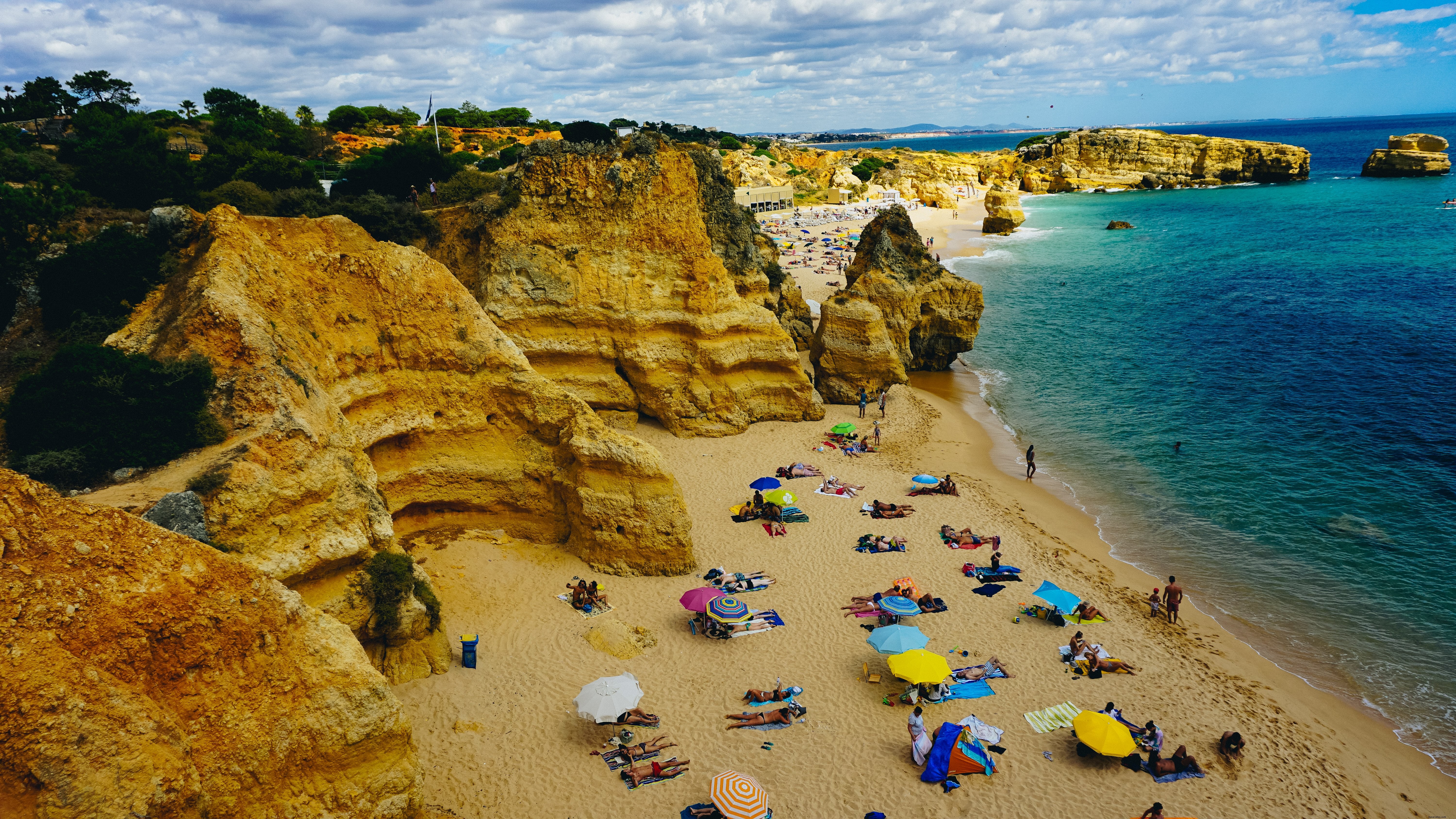 ポルトガルのビーチの崖の写真