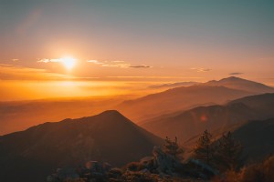 Coucher de soleil sur les montagnes brumeuses Photo