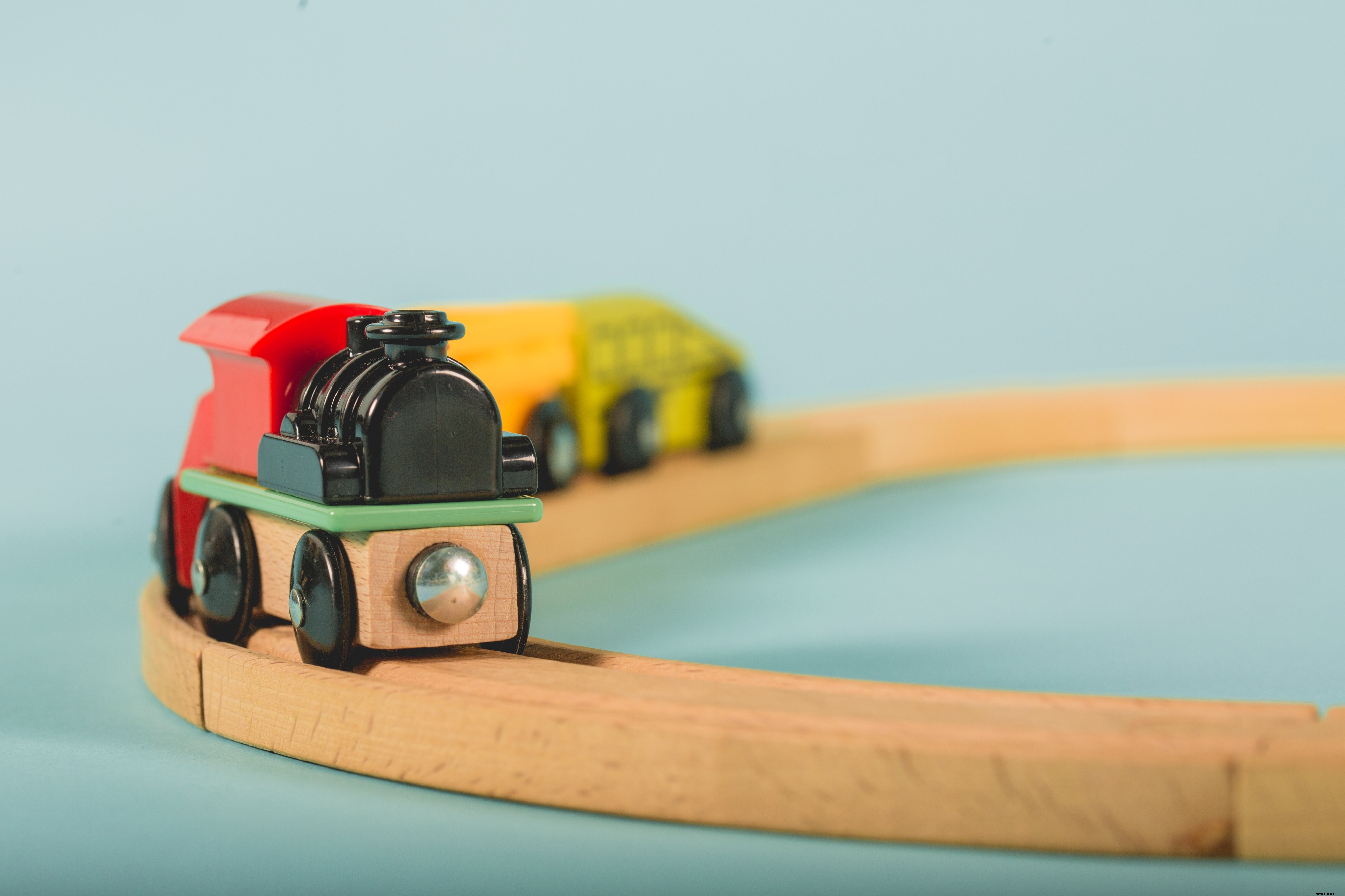 Foto de tren de juguete en las vías