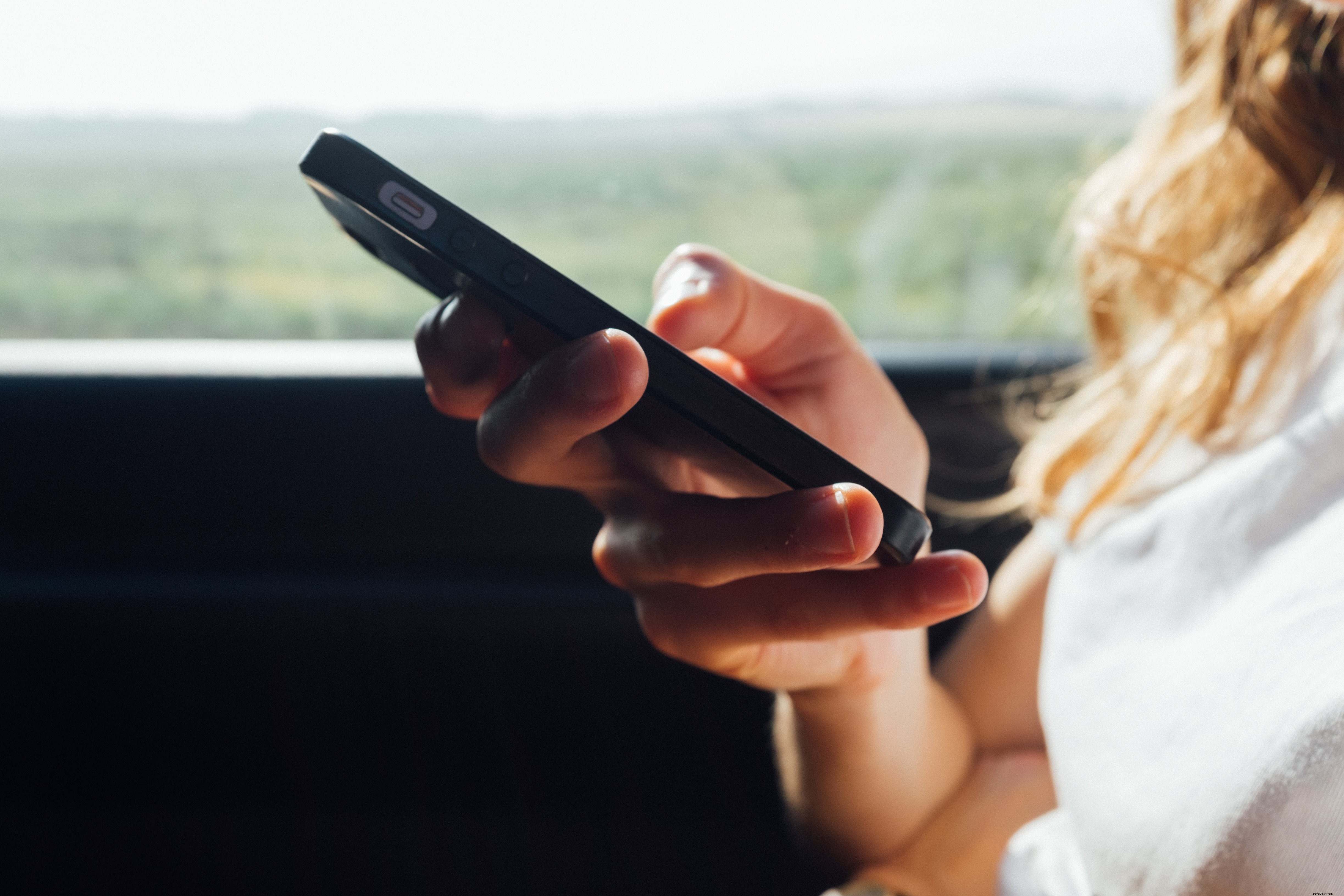 女性が彼女の電話の写真で遊ぶ