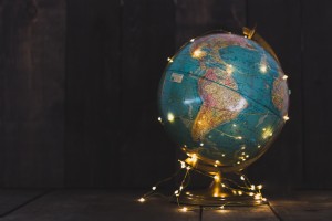 Globe enveloppé dans des lumières Photo