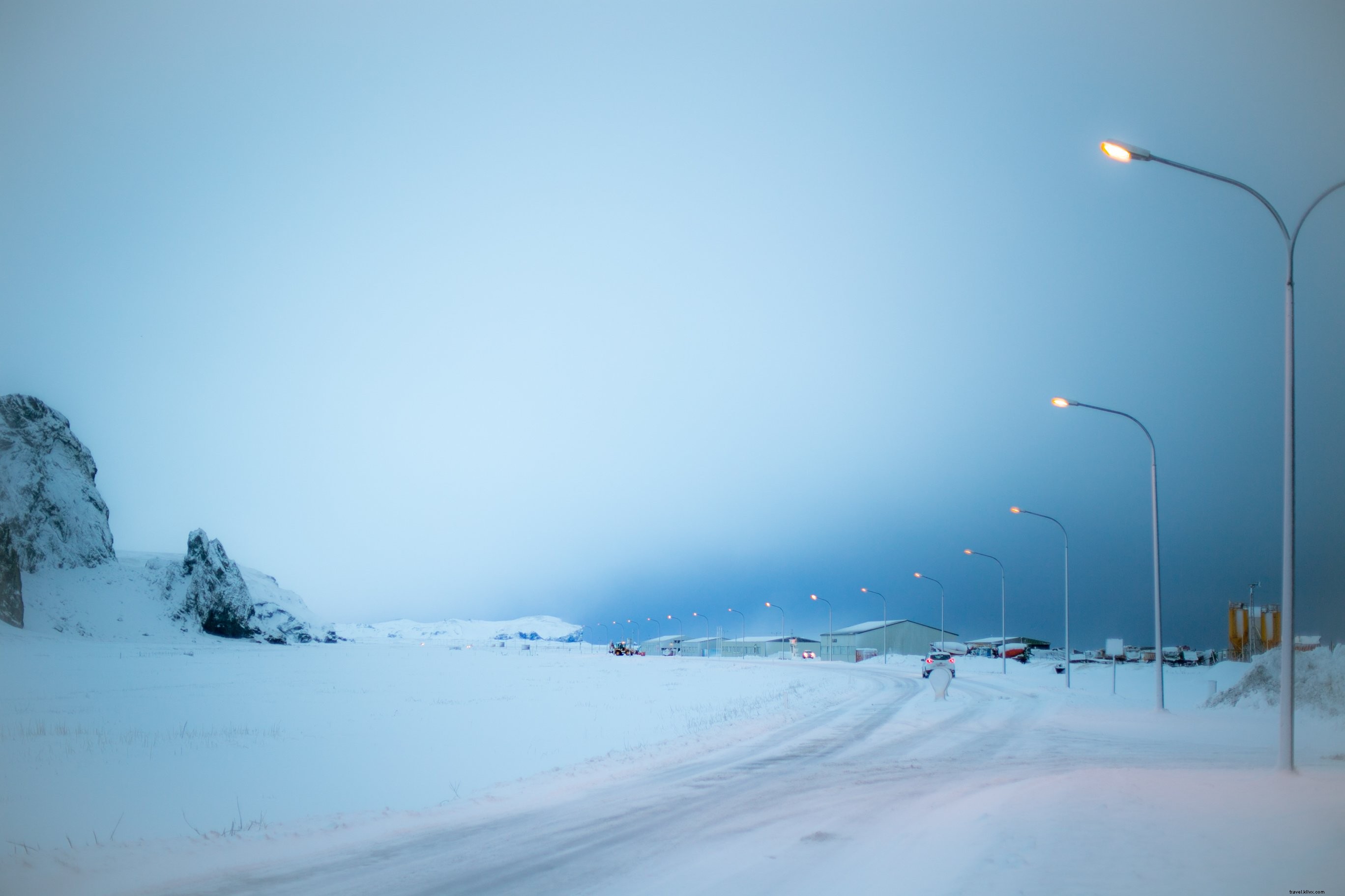 アイスランドの冬の写真で街灯が光る