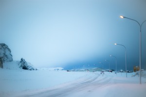 Las luces de la calle brillan en Islandia Foto de invierno