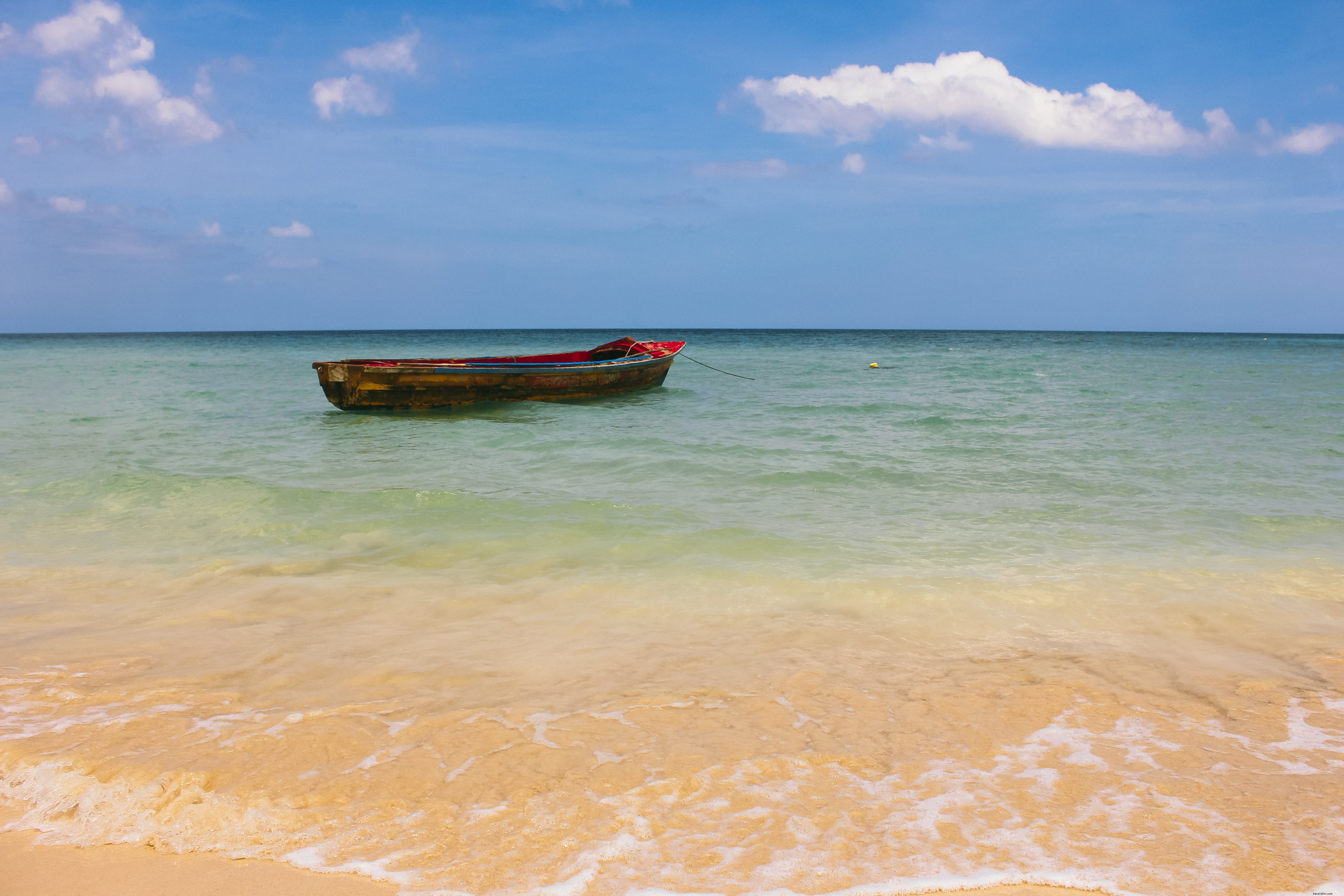 Perahu Di Foto Laut Biru Yang Jelas