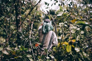Homem com roupas largas caminha pela selva foto