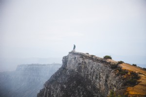 崖の写真の冒険家