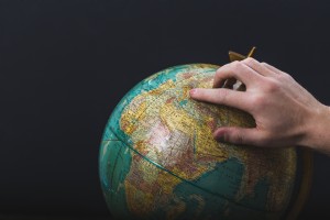 Points de la main sur la photo du globe