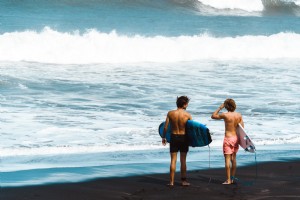Les surfeurs se tiennent sur la photo du rivage